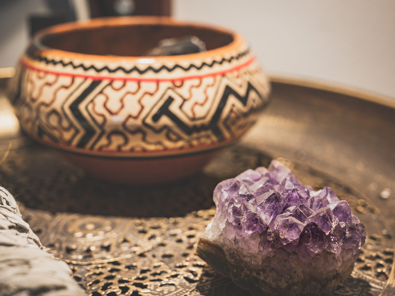 Keramik mit Shipibo-Mustern und Amethystkristall