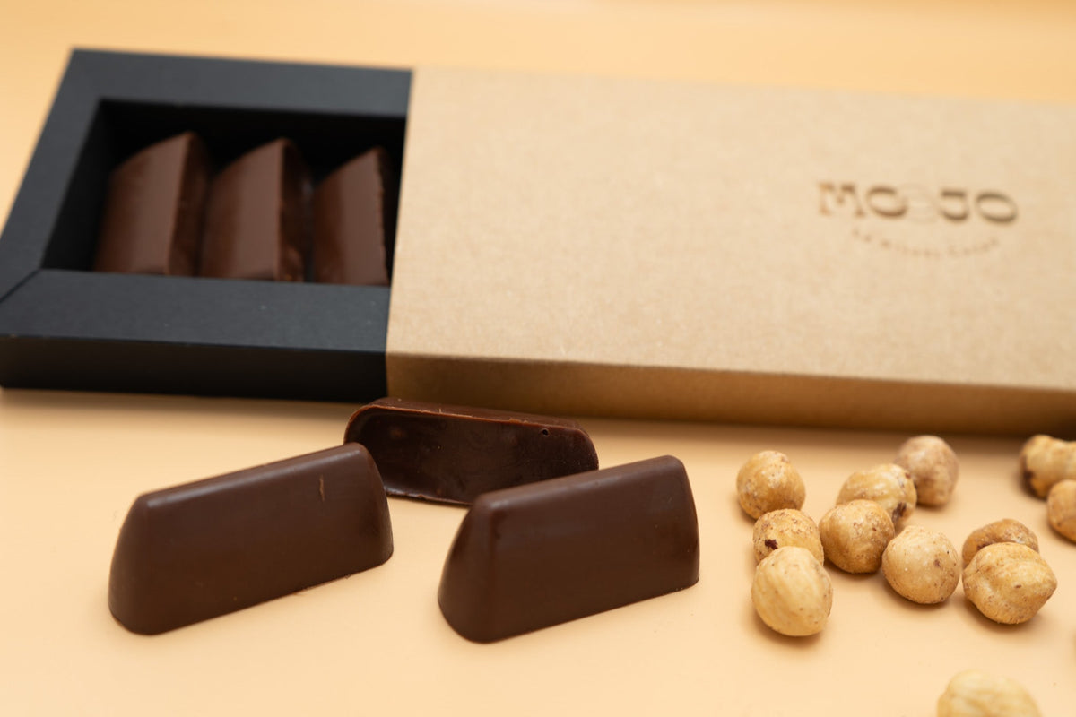 Giandujotti und Haselnüsse auf einer MOOJO-Schachtel