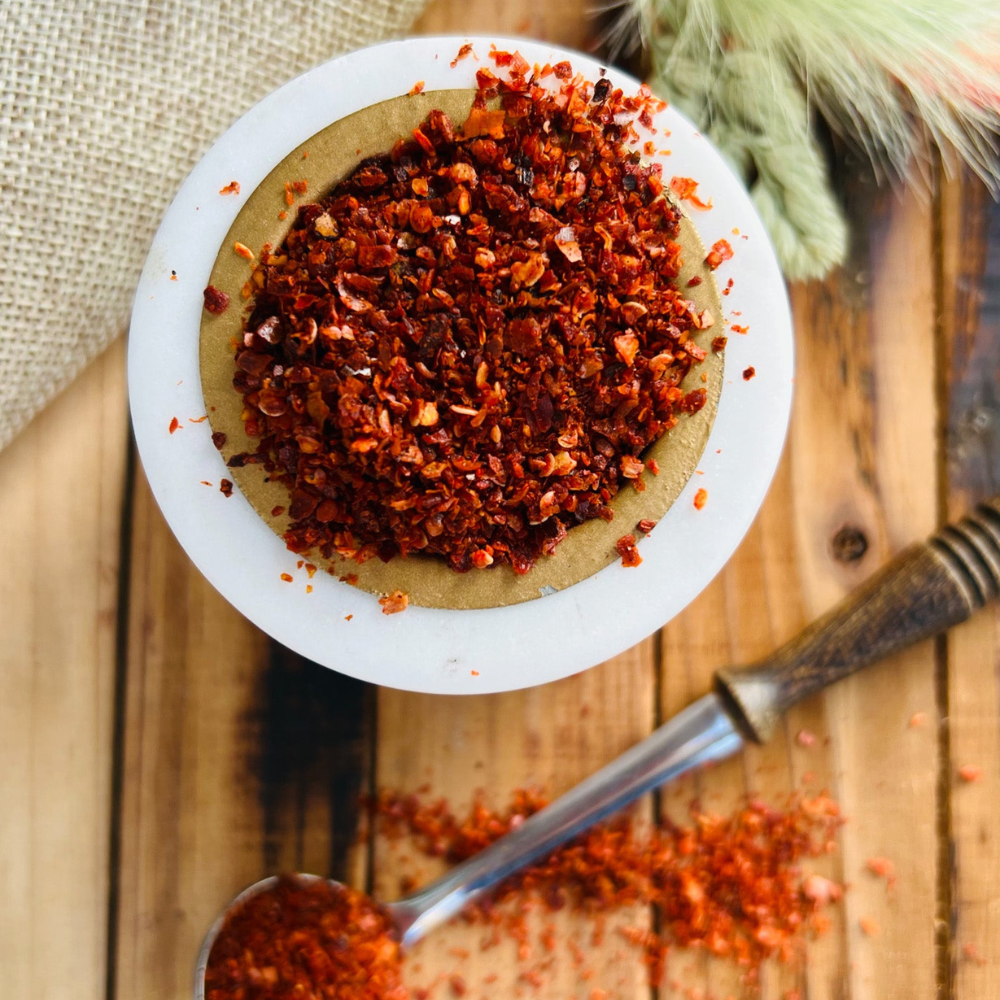 Bol du mélange d'épices Joyful Fire au piment sur une planche en bois