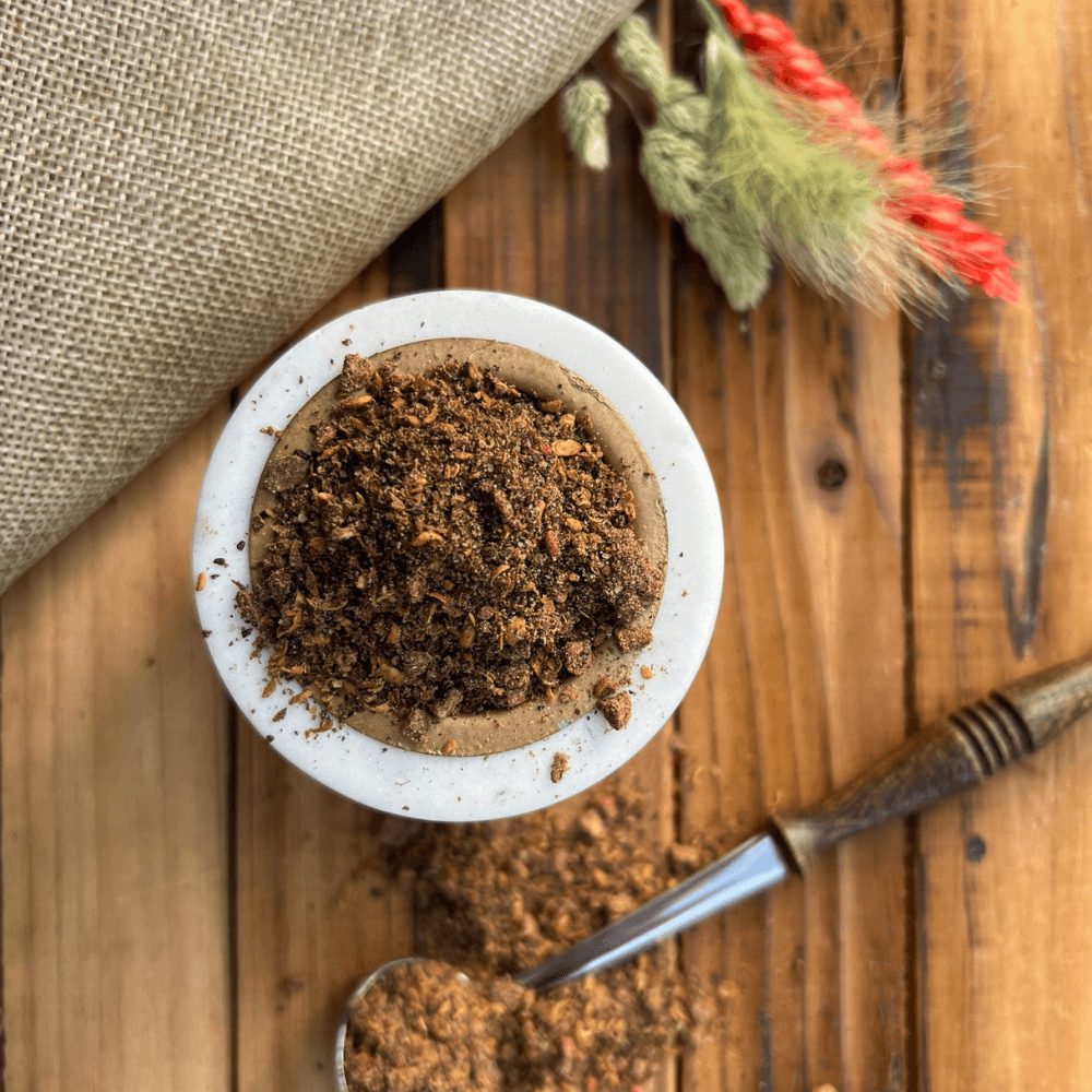 Bol du mélange d'épices Red Velvet sur une planche en bois