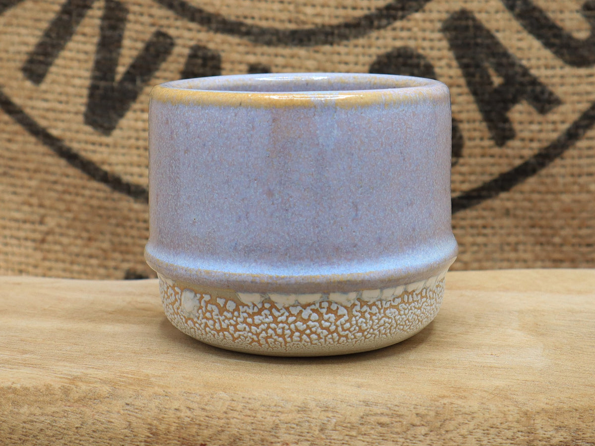 Tasse Nisha à l'émail lavande, pied blanc texturé