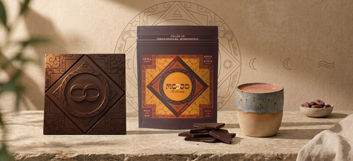 Sachet MOOJO Chuncho, cacao cérémoniel 100 %, avec une tablette et une tasse de cacao