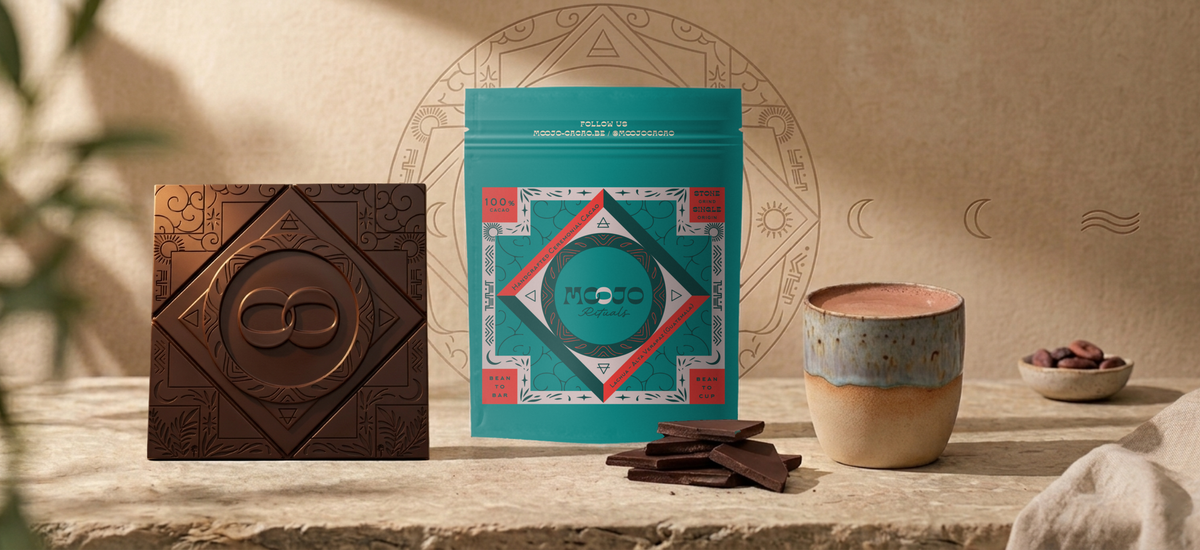 Sachet MOOJO Lachuá, cacao cérémoniel 100 %, avec une tablette et une tasse de cacao