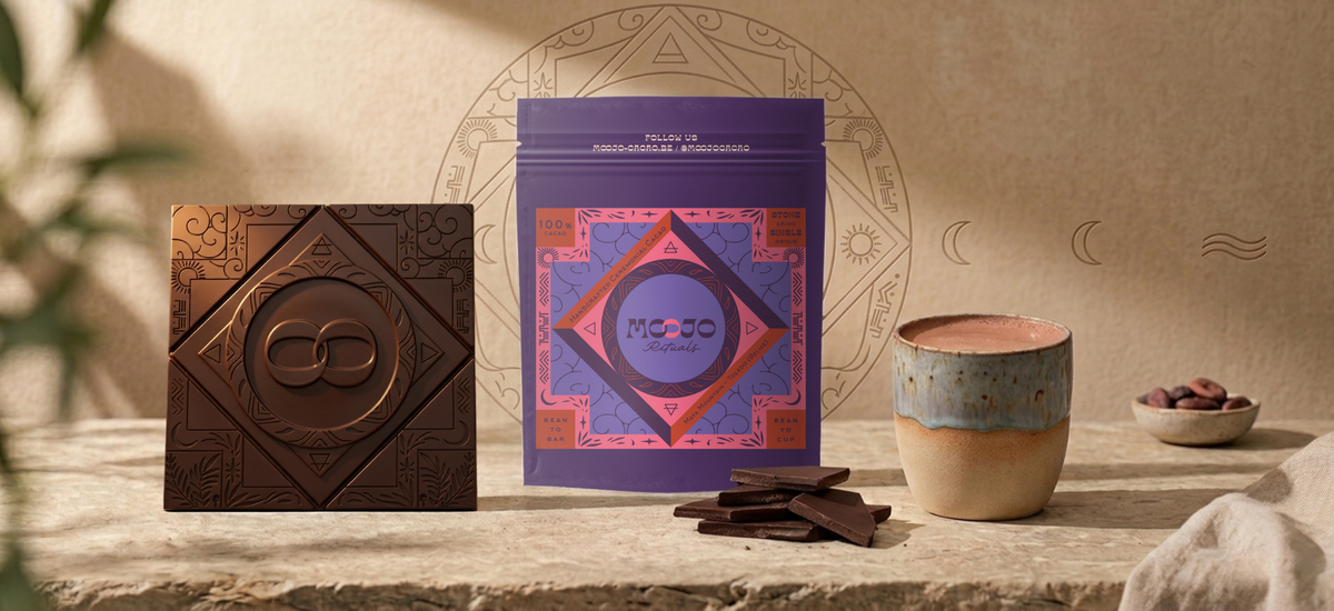 Sachet MOOJO Maya Mountain, cacao cérémoniel 100 %, avec une tablette et une tasse de cacao