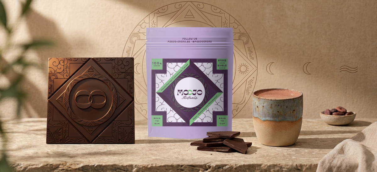 Sachet MOOJO Nugu, cacao cérémoniel 100 %, avec une tablette et une tasse de cacao
