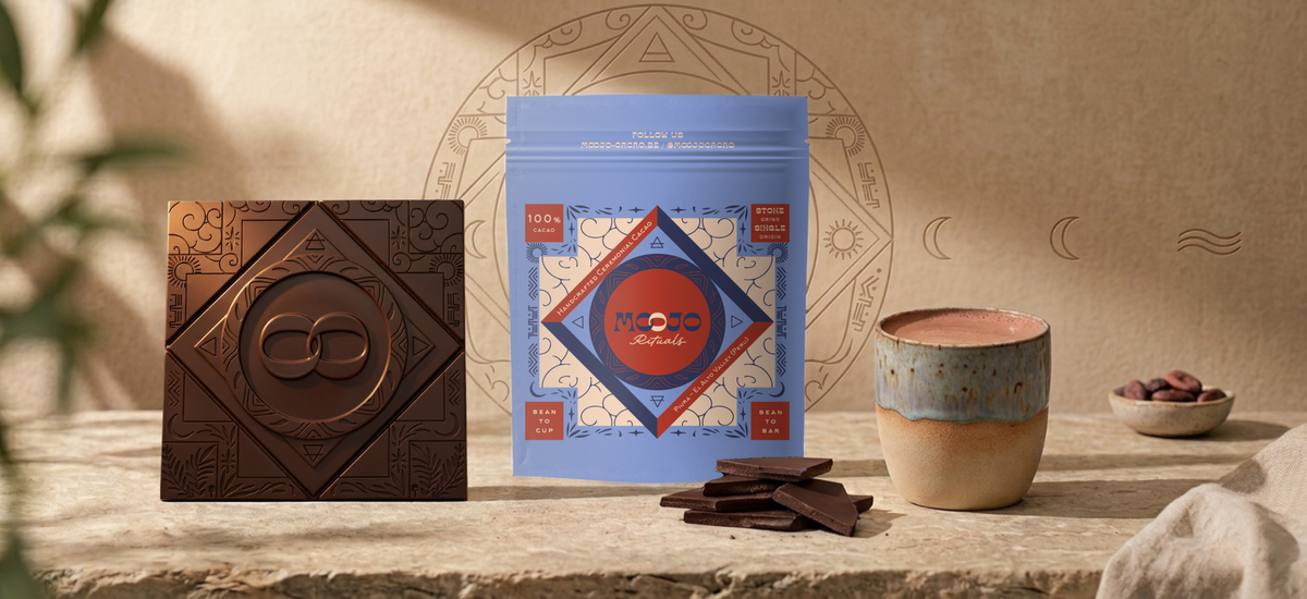 Sachet MOOJO Piura Blanco, cacao cérémoniel 100 %, avec une tablette et une tasse de cacao