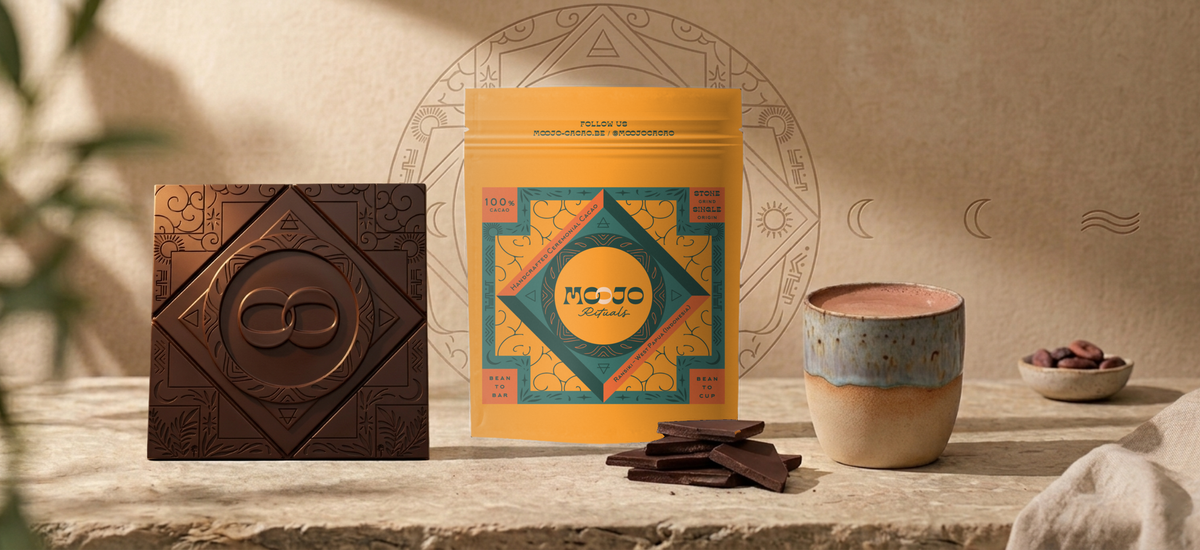 Sachet MOOJO Ransiki, cacao cérémoniel 100 %, avec une tablette et une tasse de cacao