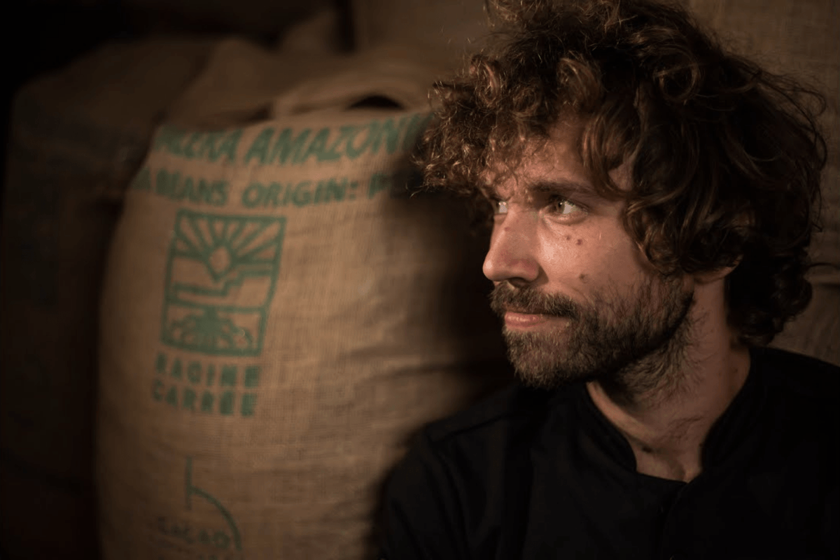 Porträt vor Jutesäcken mit Kakao, im Atelier · Peru Alto Miro