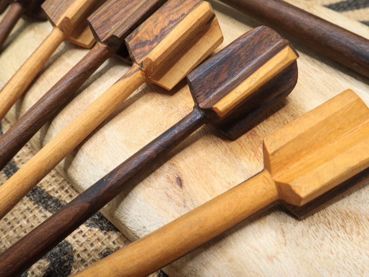 Assemblage de molinillos colombiens en teck, atelier Dynastes, Boyacá