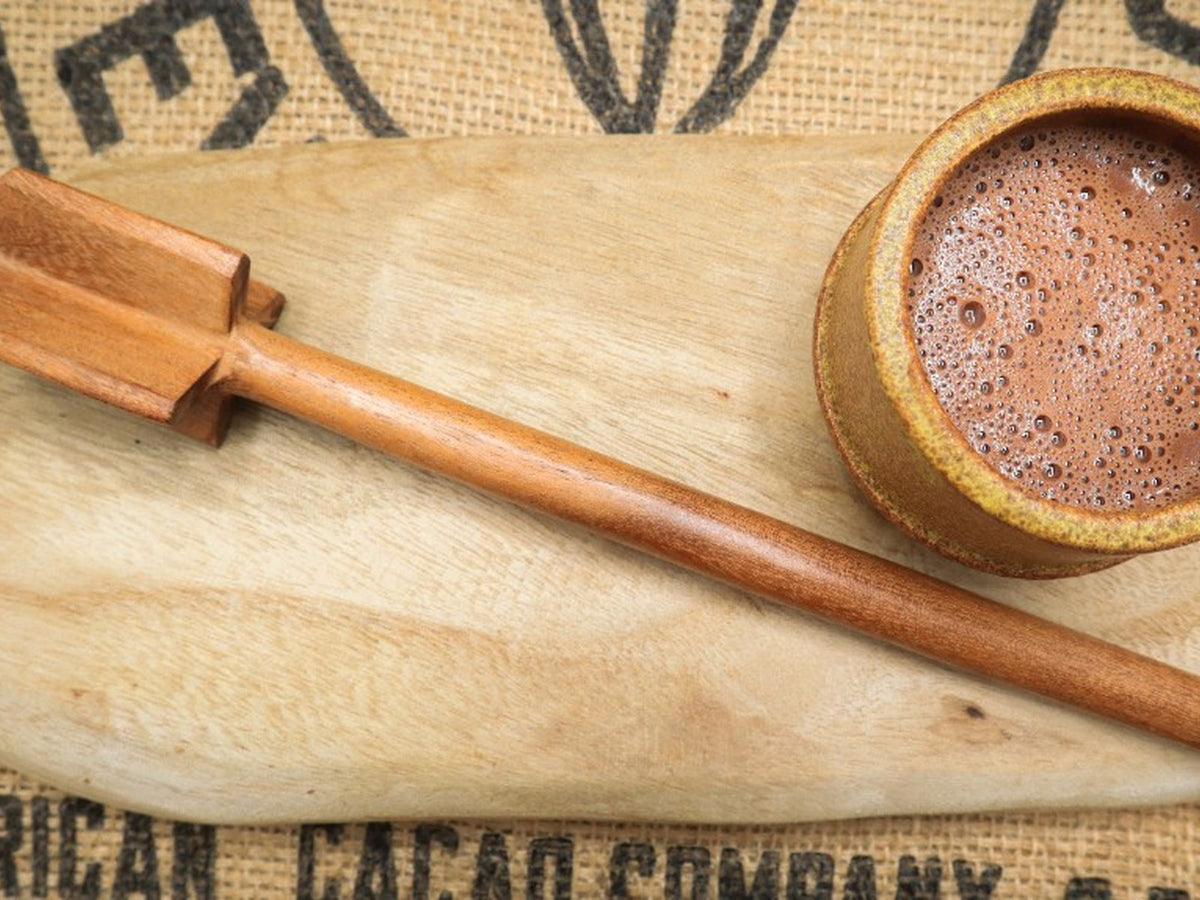 Molinillo colombien grand format (environ 27 cm) et tasse de cacao mousseux