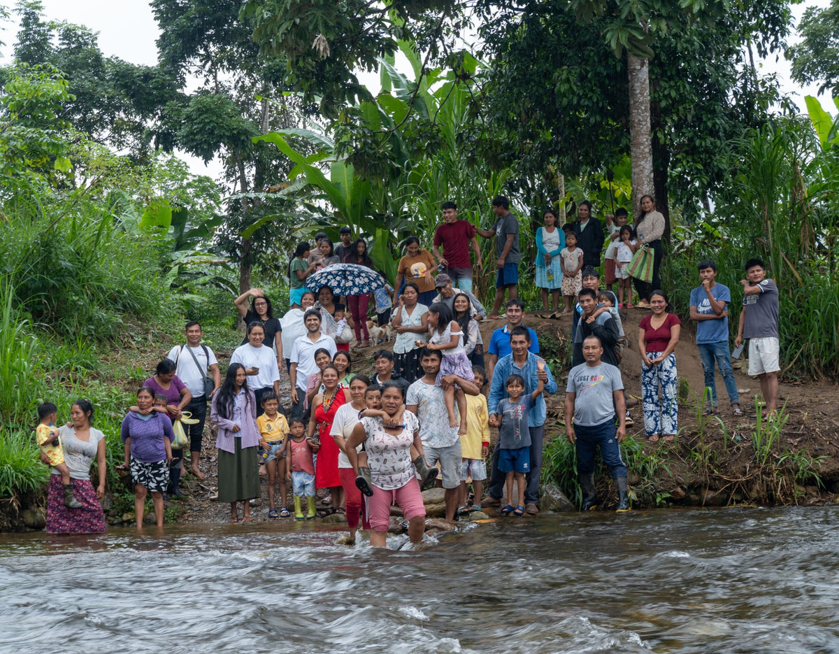 Rund fünfzig Menschen am Ufer des Marañón, Gemeinschaften von Chinim und Wawas, Imaza