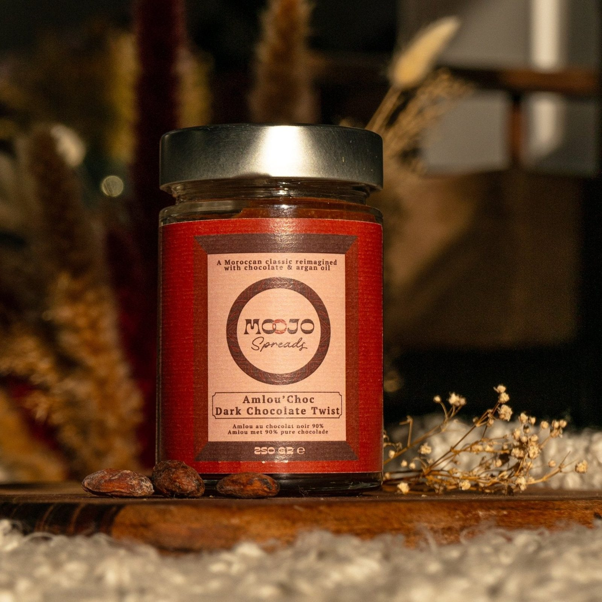 Pot d'Amlou'Choc à l'étiquette rouge, fèves de cacao
