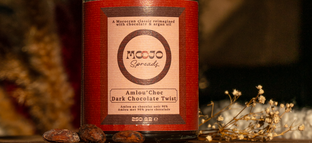 Pot d'Amlou'Choc à l'étiquette rouge, fèves de cacao