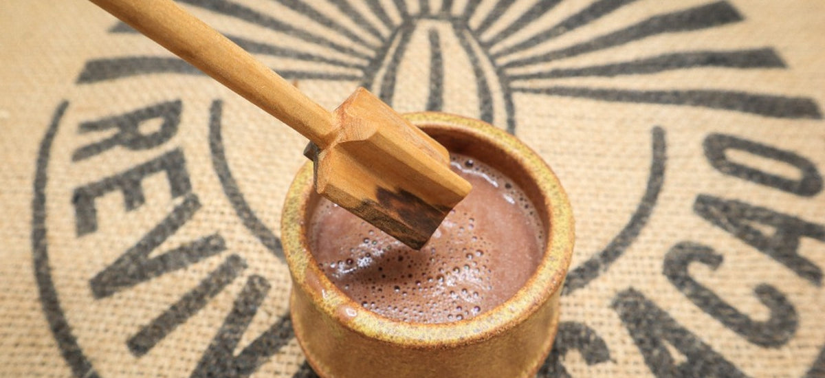 Molinillo colombien petit format (environ 15 cm) dans une tasse de cacao mousseux