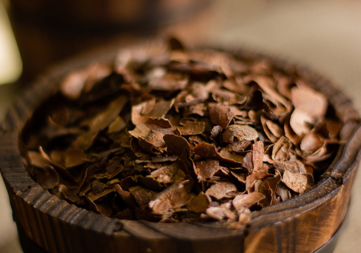 Bol en bois rempli d'écorces de cacao