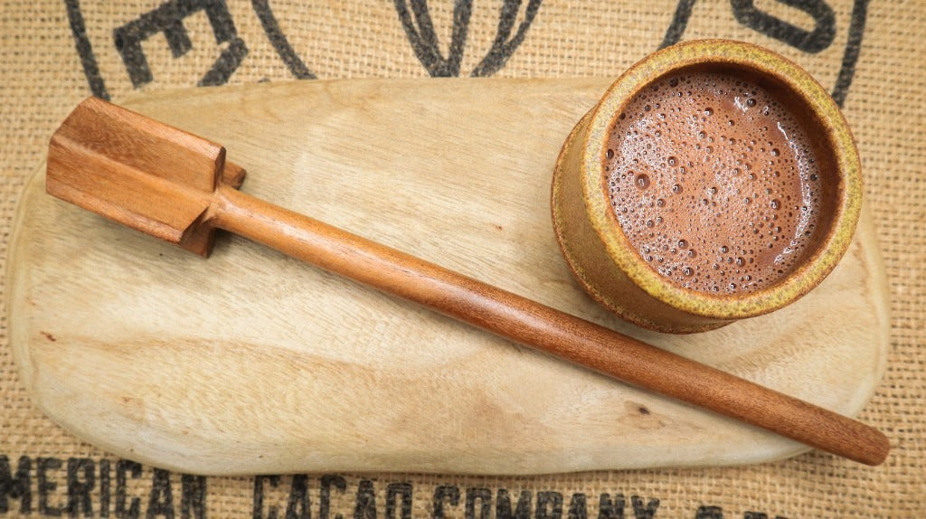 Molinillo colombien grand format et tasse de cacao mousseux