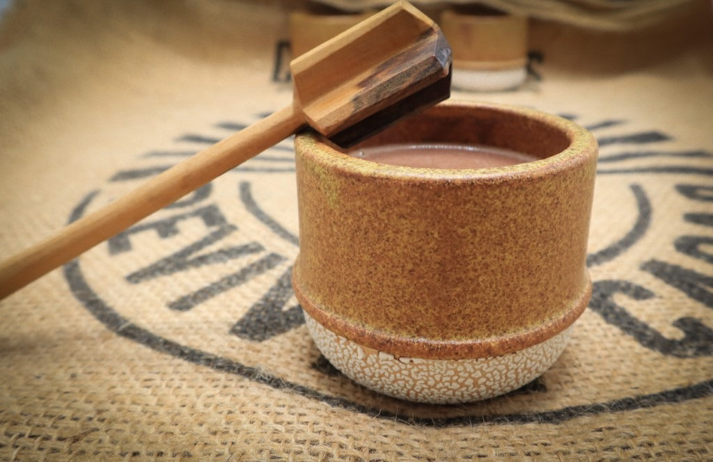 Molinillo colombien petit format appuyé sur une tasse