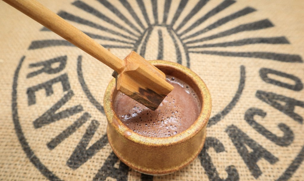 Molinillo colombien petit format dans une tasse de cacao mousseux
