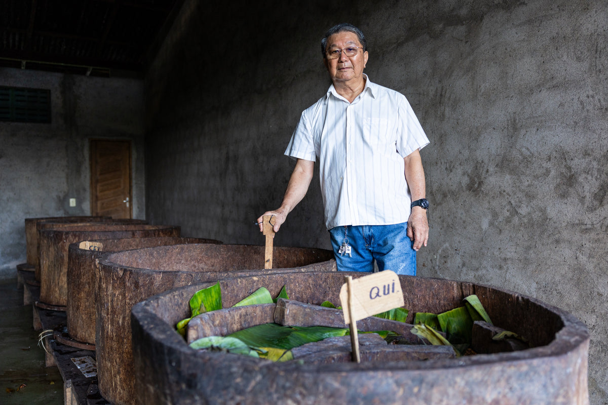 Bottiche aus Baumstämmen und Holzetikett, Fermentation, Fazenda Takahashi