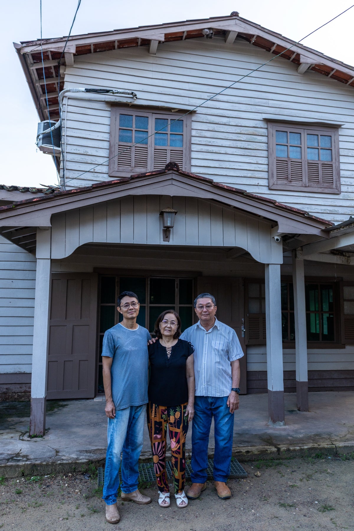 Familie Takahashi vor dem Holzhaus, Fazenda Takahashi, Tomé-Açu