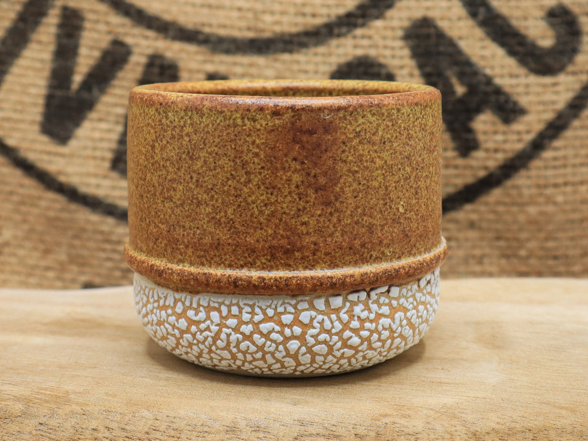Tasse Nisha à l'émail ocre, pied blanc texturé