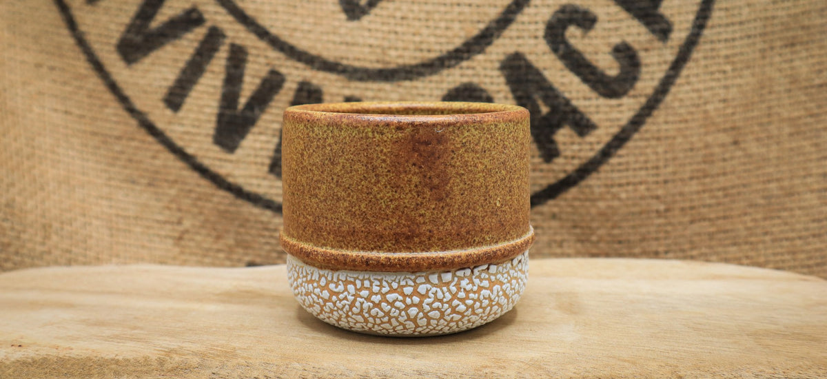 Tasse Nisha à l'émail ocre, pied blanc texturé, de face