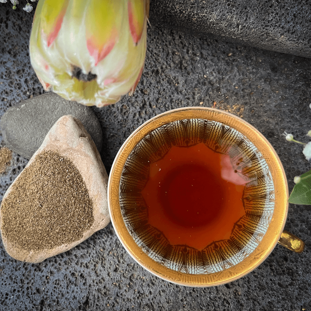 Tasse de guayusa infusée et poudre sur une soucoupe